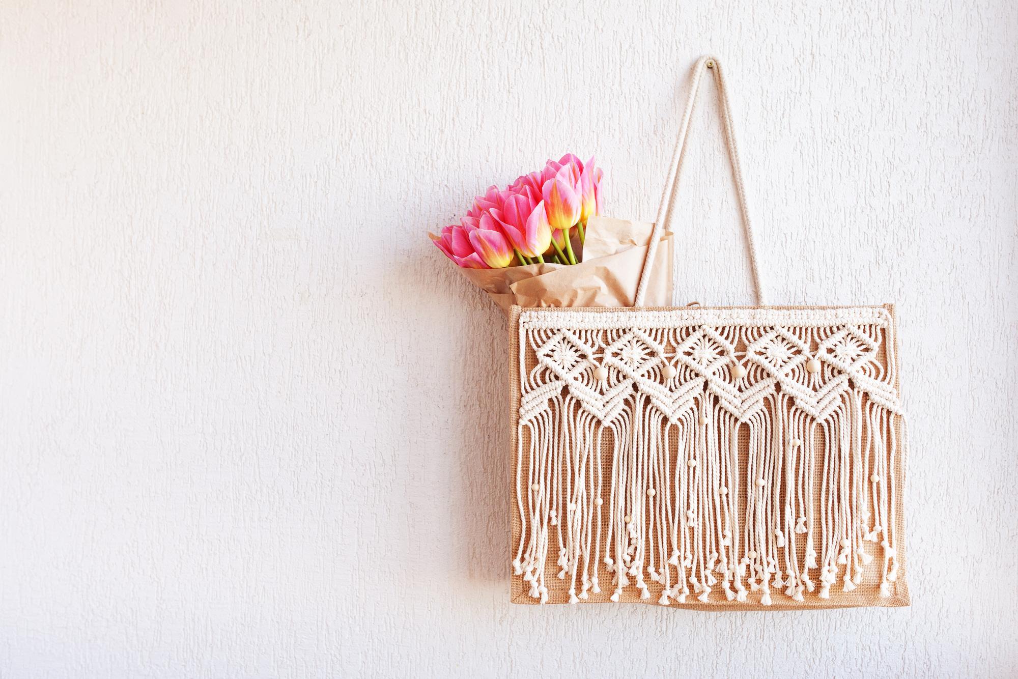 Borsa ricamata con motivi botanici
